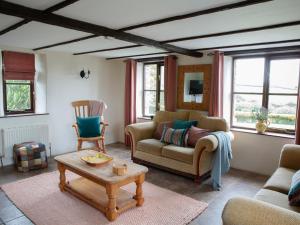 a living room with a couch and a table at Rose Cottage - Ukc4693 in Kilkhampton