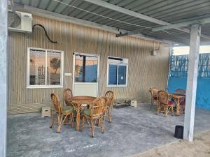 a patio with a table and chairs and windows at Chillora cafe in Mahlān
