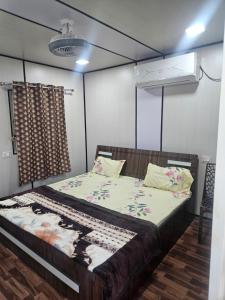 a bedroom with a bed in a room at Chillora cafe in Mahlān +37 photos