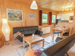 salon z kanapą i stołem w obiekcie Holiday home with private terrace in Gehren w mieście Altenfeld