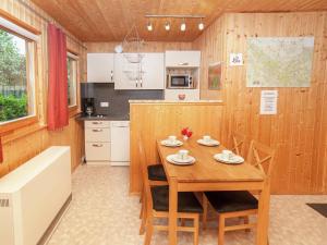 AltenfeldにあるHoliday home with private terrace in Gehrenのキッチン、ダイニングルーム(木製のテーブルと椅子付)