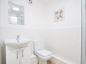 a white bathroom with a toilet and a sink at Cottage 7 - Ukc3184 in York +2 photos
