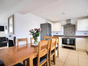a kitchen and dining room with a wooden table and chairs at Cottage 7 - Ukc3184 in York