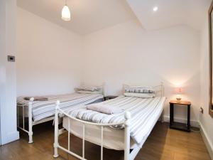 two twin beds in a room with white walls at Cottage 7 - Ukc3184 in York