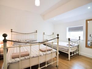 two bunk beds in a bedroom with white walls at Cottage 7 - Ukc3184 in York