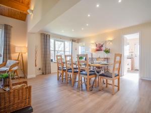 a dining room with a table and chairs at Eagle 3 Star - Ukc5056 in Aviemore