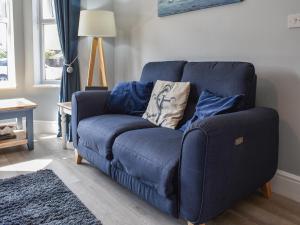 a blue couch sitting in a living room at Avocet - Ukc5446 in Pakefield