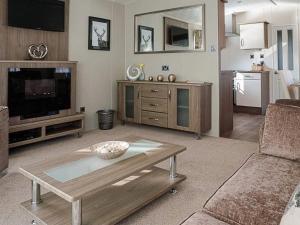 a living room with a couch and a table at Jessie's Corner - Ukc5509 in West Thirston