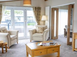 a living room with two chairs and a coffee table at Rivendale 7 in St. Andrews