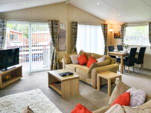 a living room with a couch and a television at Bluebell Lodge - Ukc5526 in West Thirston