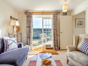 a living room with a couch and a table at Little Scarlett - Ukc6132 in Eastdean