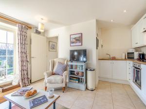a living room with a table and a kitchen at Little Scarlett - Ukc6132 in Eastdean +9 photos