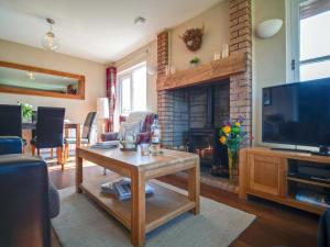 a living room with a fireplace and a television at Cairngorm View - Ukc5052 in Aviemore
