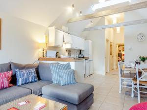 a living room with a couch and a kitchen at Thyme Cottage - Ukc6131 in Eastdean