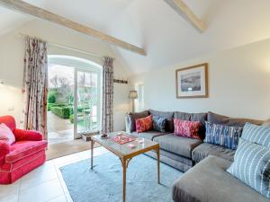 a living room with a couch and a table at Thyme Cottage - Ukc6131 in Eastdean
