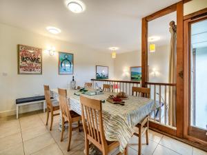 a dining room with a table and chairs at Beachy Barn - Ukc6126 in Eastdean