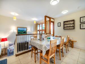 a dining room with a table and chairs at Beachy Barn - Ukc6126 in Eastdean
