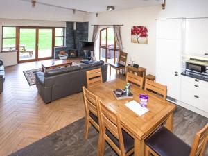 a living room with a table and a couch at Beech Cottage - Ukc6252 in Linlithgow