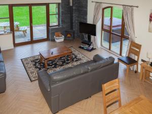 a living room with a couch and a table at Beech Cottage - Ukc6252 in Linlithgow