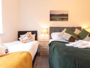 two beds sitting next to each other in a bedroom at Flat 1-Uk41147 in Southampton +1 photo