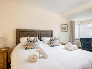 a bedroom with two beds with white sheets and pillows at Emsdorf Lodge - Ukc5800 in Lundin Links