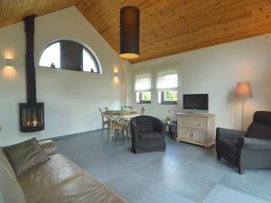 ein Wohnzimmer mit einem Sofa und einem Tisch in der Unterkunft Cozy Cottage in Rahier with Forest Nearby in Stoumont