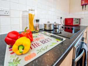 a kitchen counter with a cutting board with peppers on it at The Cairngorm - Ukc5051 in Aviemore +11 photos