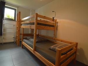 Katil dua tingkat atau katil-katil dua tingkat dalam bilik di Cozy Cottage in Rahier with Forest Nearby