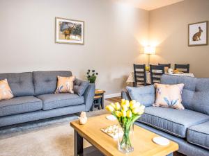 a living room with two couches and a table at Symond House-Ukc5530 in Bury Saint Edmunds