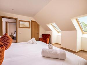 a bedroom with a bed with towels on it at Selkirk Lodge - Ukc5803 in Lundin Links