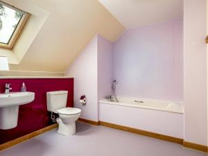 a bathroom with a white toilet and a bath tub at Selkirk Lodge - Ukc5803 in Lundin Links
