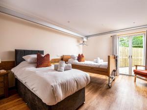 a bedroom with two beds and a window at Selkirk Lodge - Ukc5803 in Lundin Links
