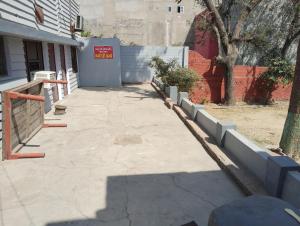 a sidewalk in front of a building at Thakur Shri Dwarkadhish Seva Sadan in Mathura