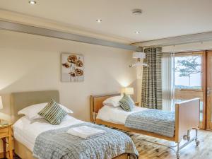 a bedroom with two beds and a window at Homelands-Keil in Lundin Links