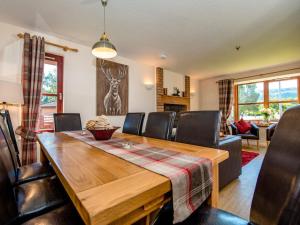 a dining room with a wooden table and chairs at The Stag-Ukc5066 in Aviemore