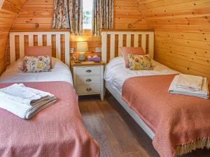a bedroom with two beds in a cabin at Hornbeam - Uk44262 in Waldron