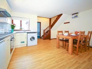 eine Küche und ein Esszimmer mit einem Tisch und einer Waschküche in der Unterkunft Walnut Walk in Uckfield