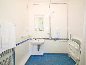 ein weißes Badezimmer mit Waschbecken und Spiegel in der Unterkunft Walnut Walk in Uckfield + 3 Fotos