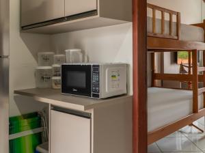 a microwave sitting on a counter in a kitchen at Flat dboa in Jericoacoara