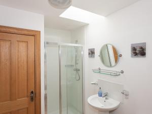 a bathroom with a shower and a sink and a mirror at Rose Cottage - Ukc6257 in Linlithgow +2 photos