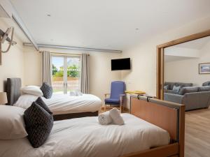 a hotel room with two beds and a mirror at Largo Lodge - Ukc5801 in Lundin Links