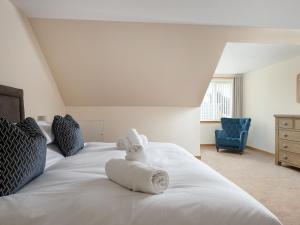 a bedroom with a bed with towels on it at Largo Lodge - Ukc5801 in Lundin Links