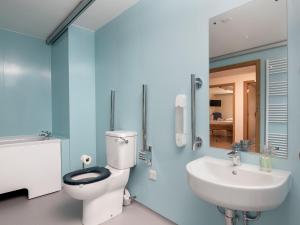 a bathroom with a toilet and a sink at Largo Lodge - Ukc5801 in Lundin Links