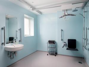 a bathroom with a sink and a shower at Largo Lodge - Ukc5801 in Lundin Links