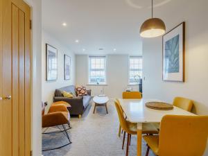 a living room with a table and a couch at 4 Eastgate - Uk34281 in Andover