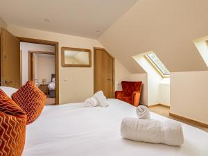 a bedroom with a bed with towels on it at Durham Lodge - Ukc5799 in Lundin Links