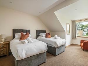 two beds in a room with a attic at Durham Lodge - Ukc5799 in Lundin Links