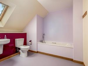 a bathroom with a white toilet and a bath tub at Durham Lodge - Ukc5799 in Lundin Links