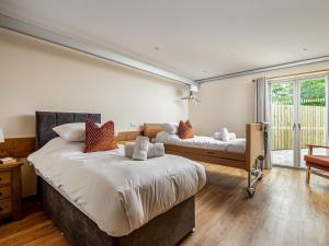 a bedroom with two beds and a window at Durham Lodge - Ukc5799 in Lundin Links