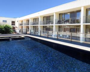 a swimming pool in front of a building at Comfort Inn Grammar View in Toowoomba